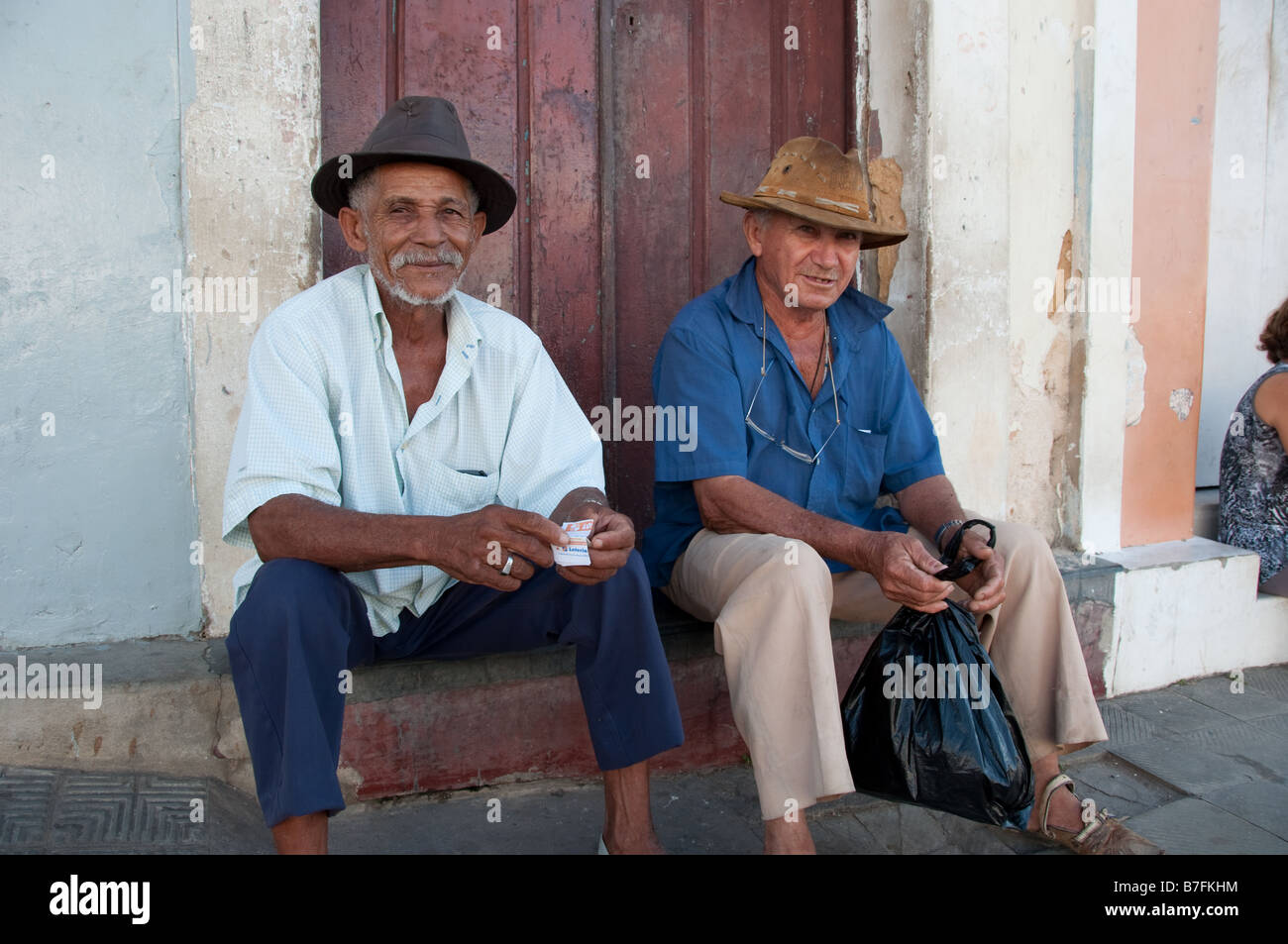 Deux vieux hommes en chapeaux regarder le photographe Penedo Photo Stock -  Alamy