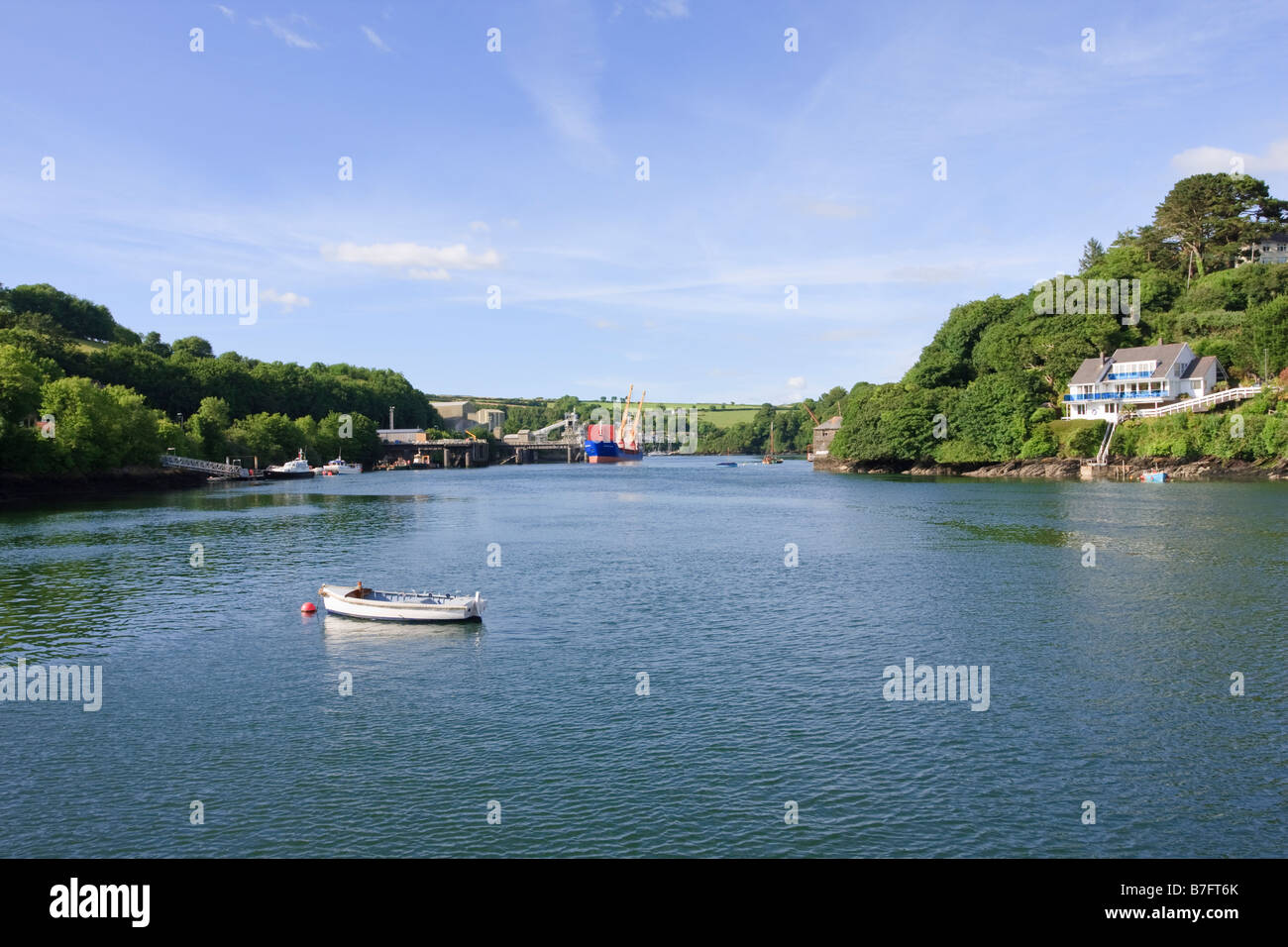 Vue sur la rivière Fowey de Bodinnick à Mixtow passé le déchargement de navires Banque D'Images