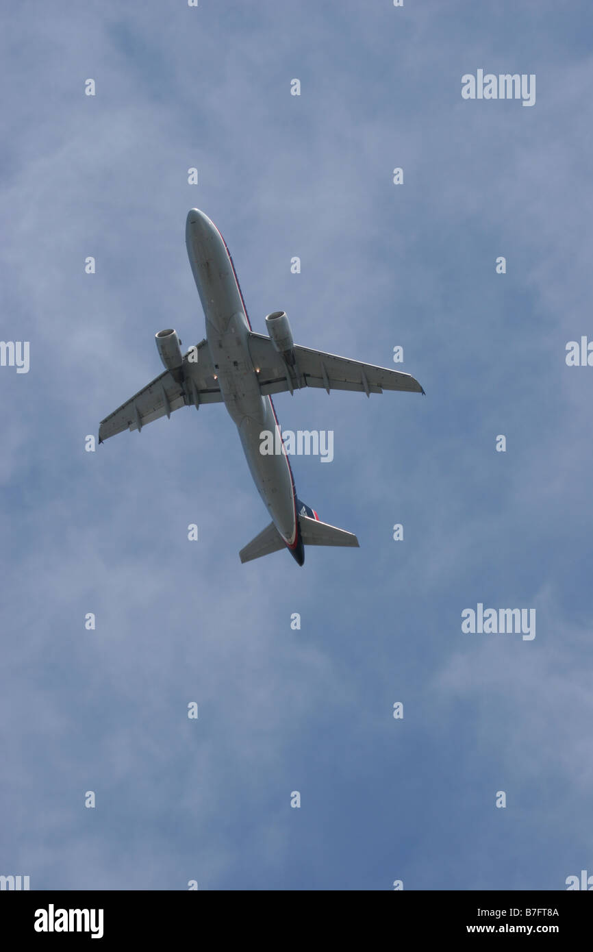 Un Airbus A320 VOLE frais généraux peu après son décollage de l'aéroport international de Bostons Banque D'Images