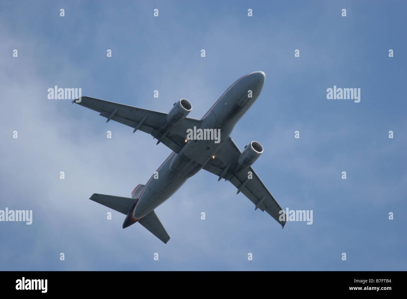 Passenger jet flying over head Banque D'Images