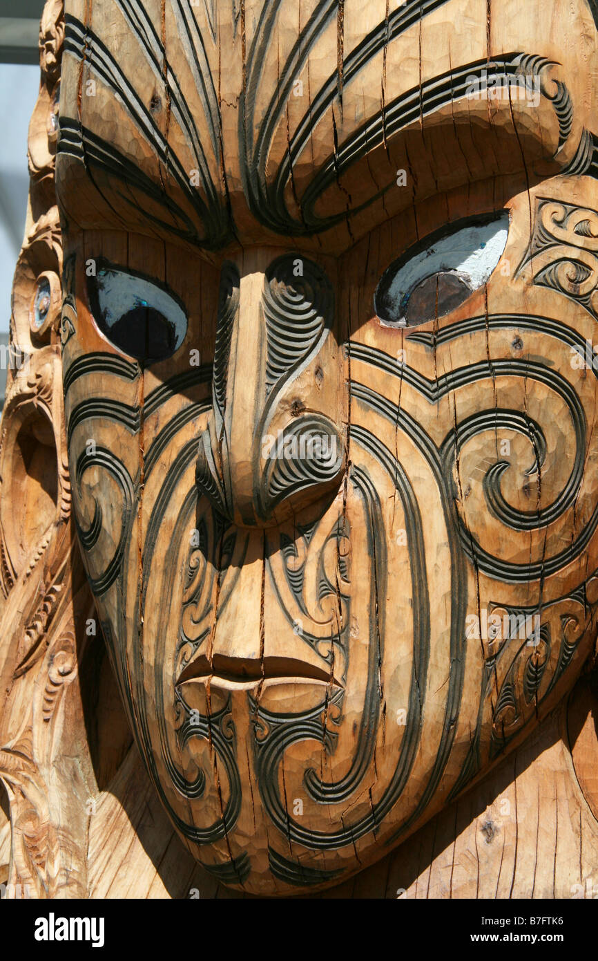 Un grand guerrier Maori en bois masque au Te Puia Geothermal Expérience Culturelle, Rotarua sur l'île du nord de la Nouvelle-Zélande Banque D'Images