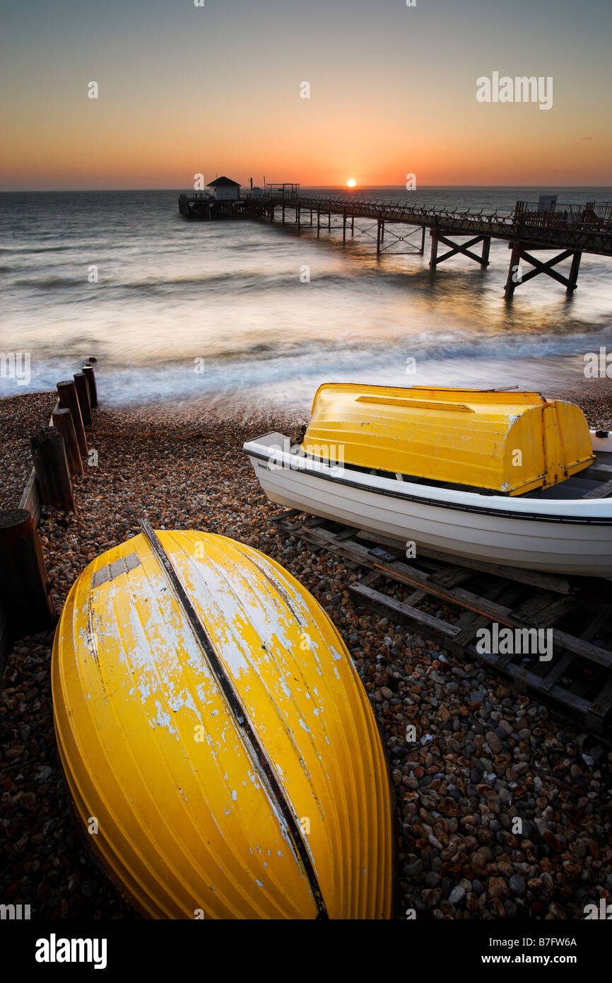 Coucher du soleil et les bateaux à Totland Pier, à l'île de Wight Banque D'Images