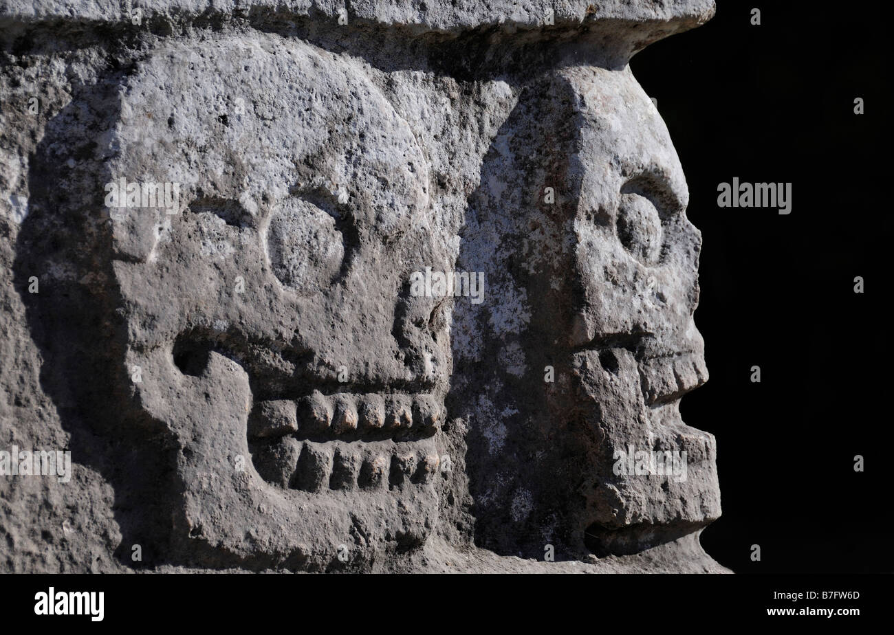 Des sculptures de crânes en pierre, Chichen Itza, Mexique Banque D'Images