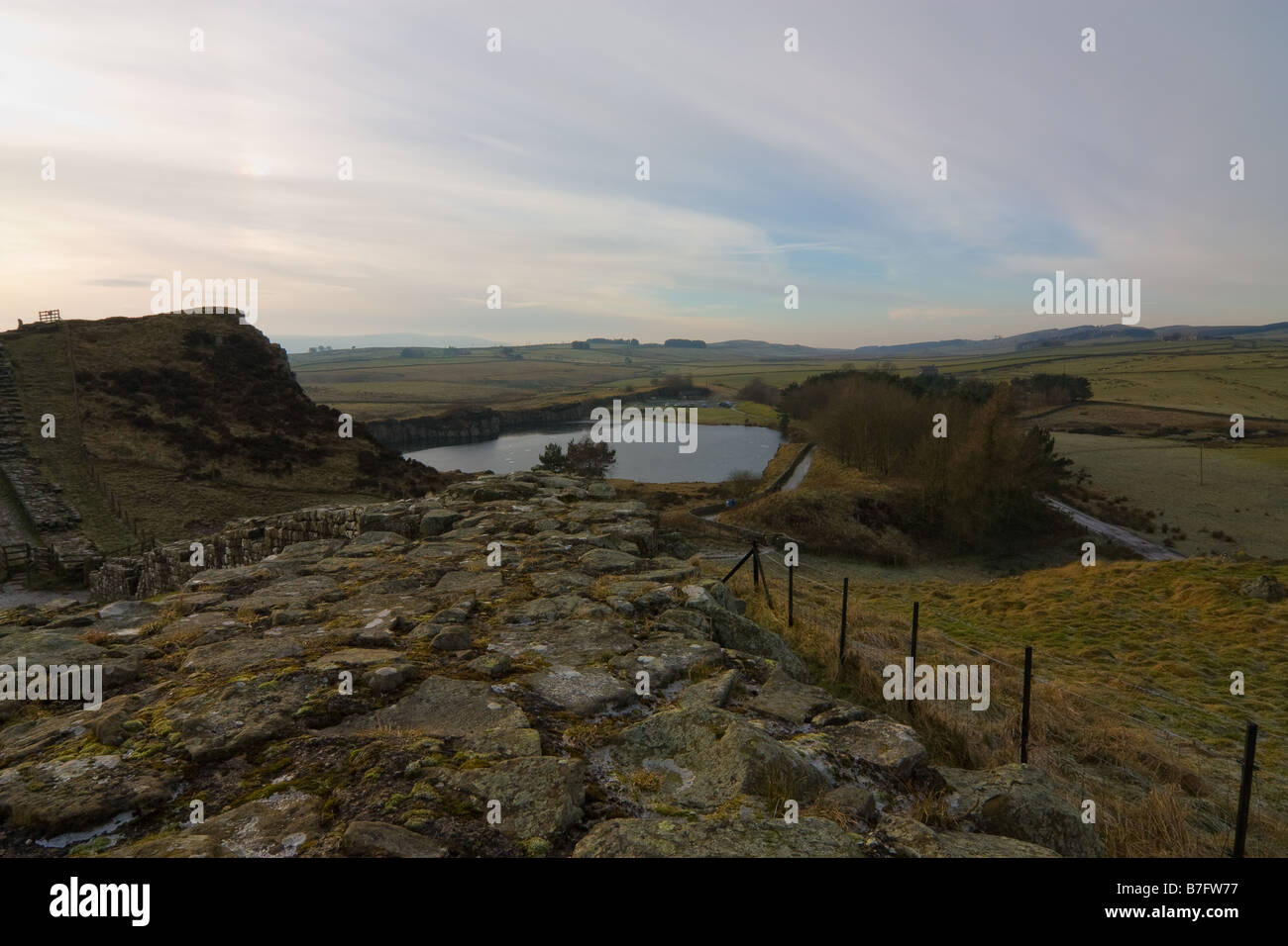 Vu de l'étang Cawfields milecastle 42 sur un tronçon du mur d'Hadrien, Banque D'Images