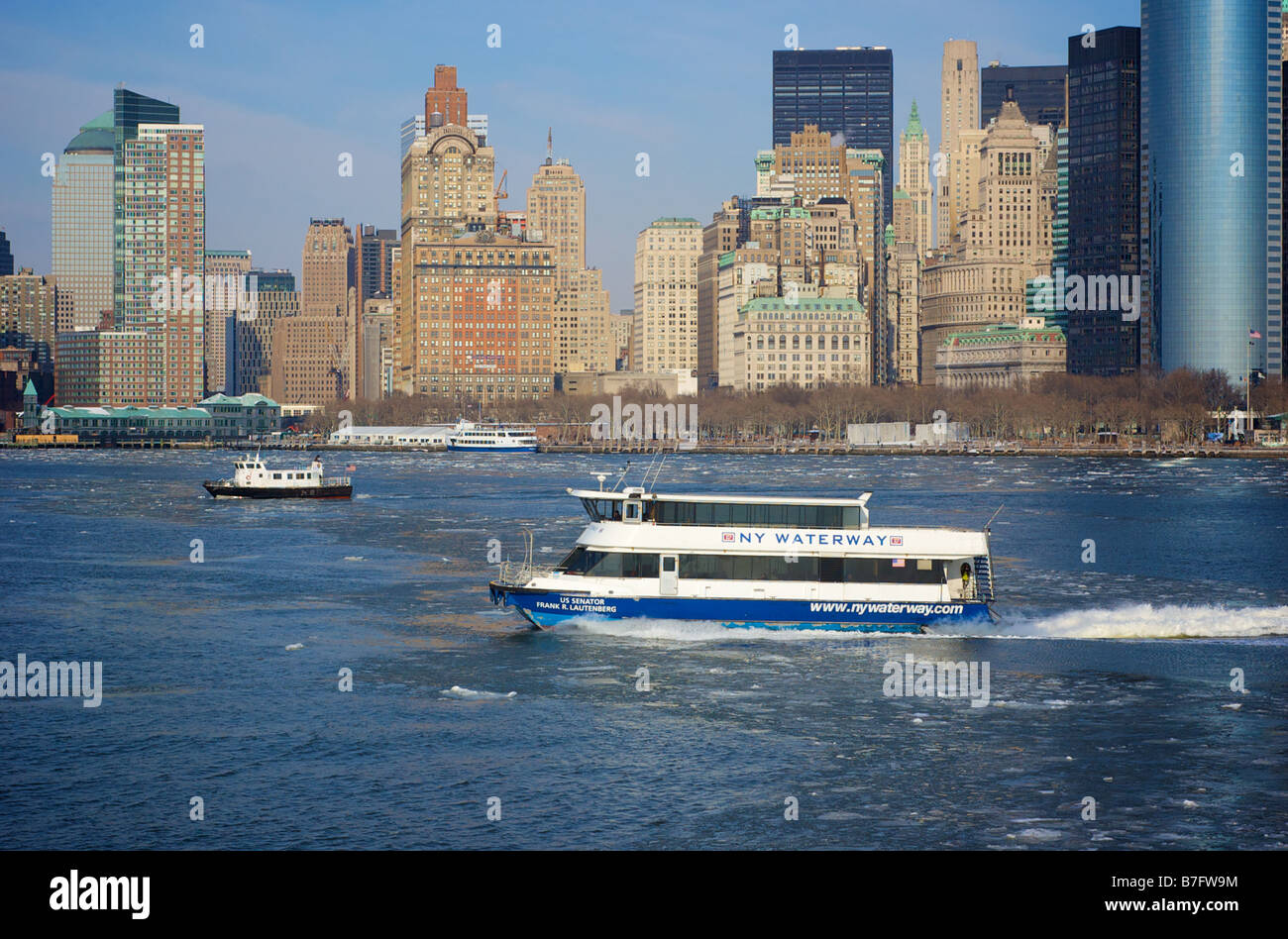 New York Waterway bateau en eaux glacées avec horizon de Manhattan à New York City NY USA (pour un usage éditorial uniquement) Banque D'Images