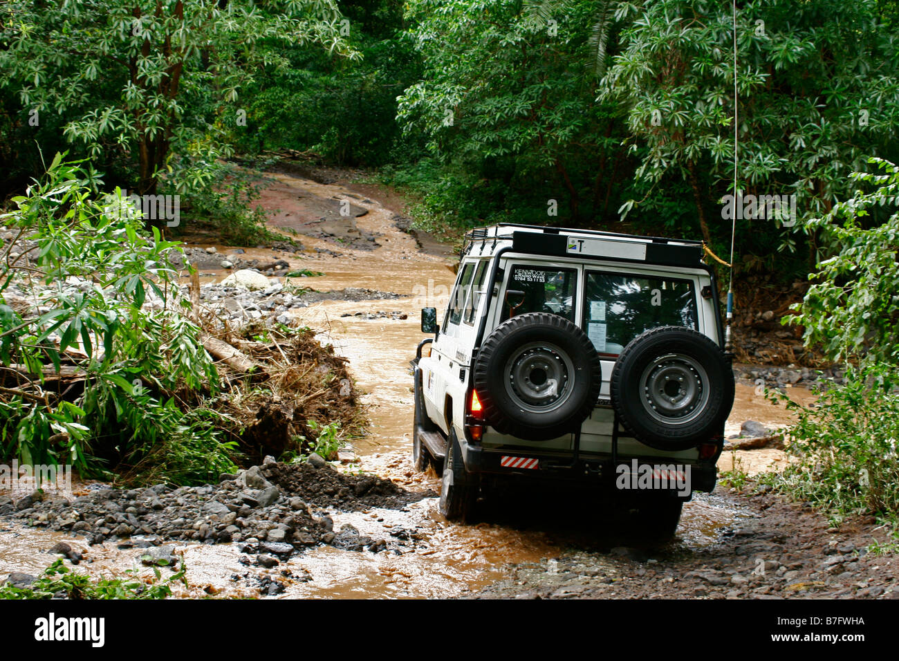 Une Landrover, voiture ou jeep attemts pour traverser une rivière rapide Banque D'Images