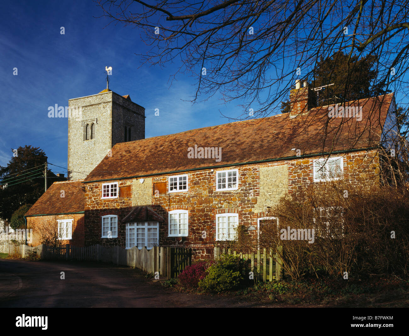 Cottages en face de l'église de St Peter St Paul Trottiscliffe, West Malling, Kent, Angleterre, Royaume-Uni. Banque D'Images