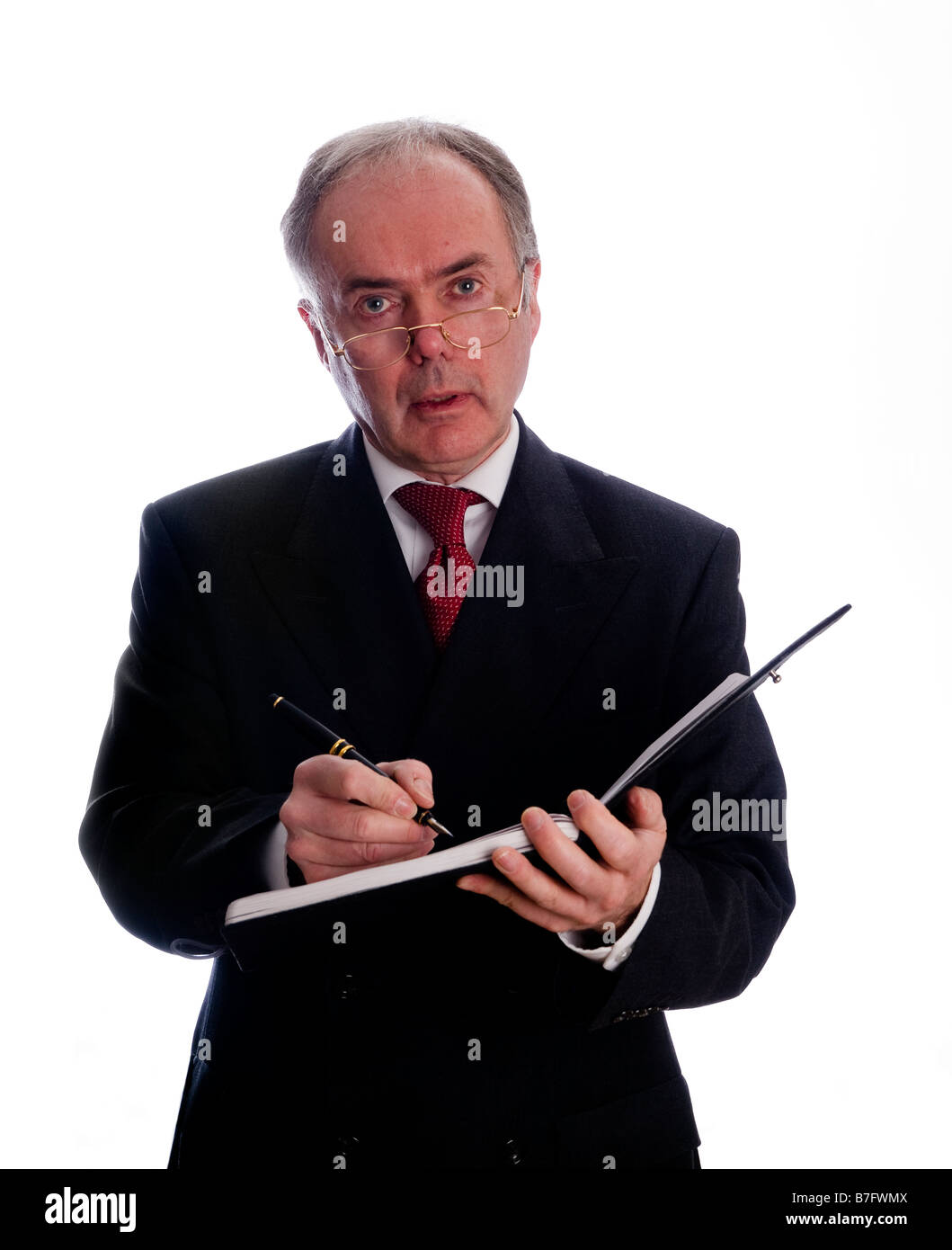 Homme d'affaires ou professionnel portant costume et cravate taking notes Banque D'Images