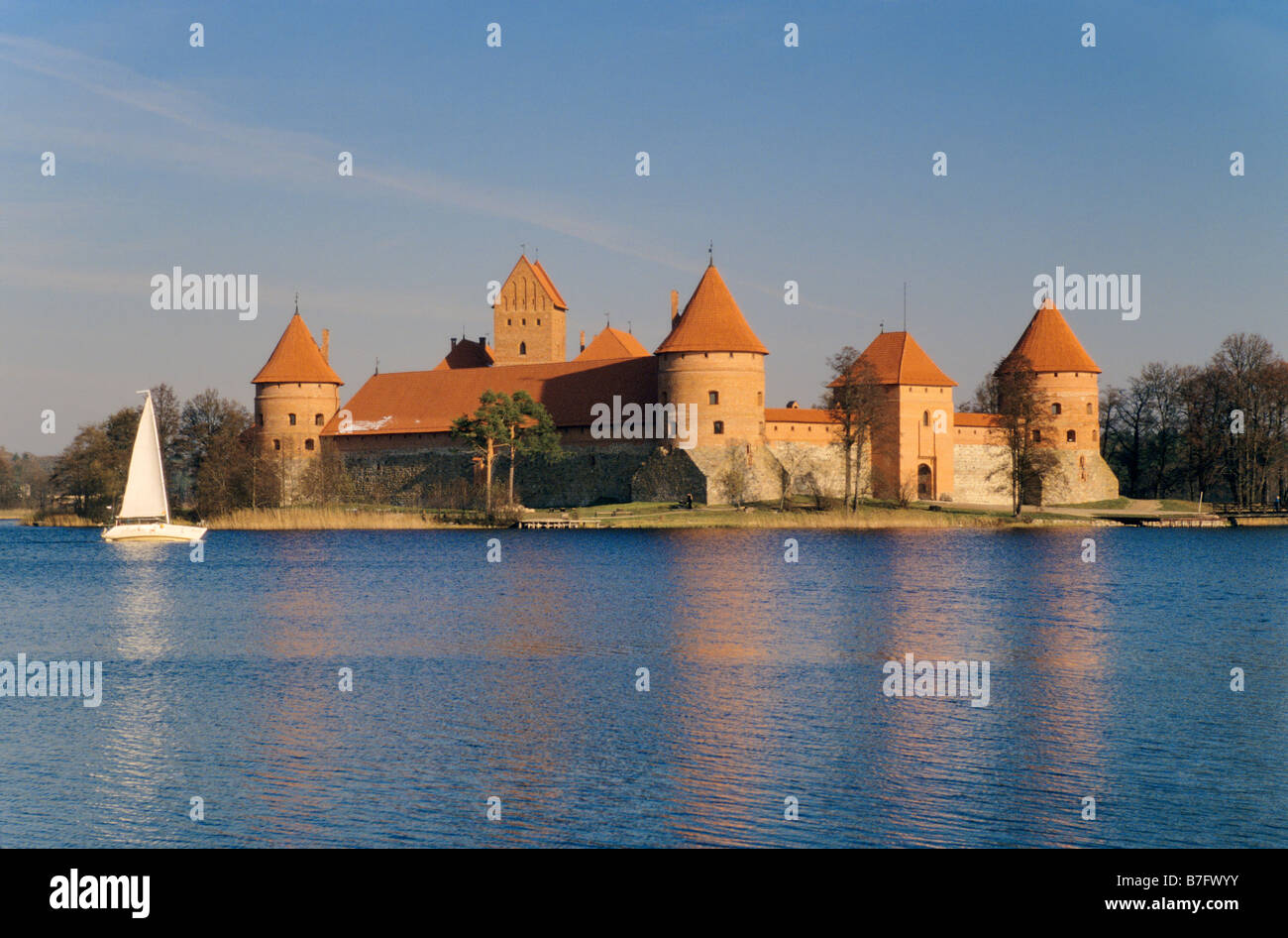Voilier près de château au lac Galve à Trakai, Lituanie Banque D'Images