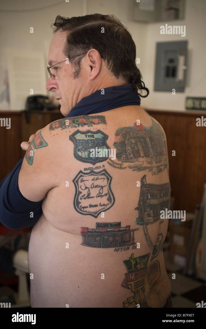 Un Homme Avec Route 66 Tatouage Sur Son Cou Au Classic Car Boot Sale King S Cross Londres Angleterre Royaume Uni Photo Stock Alamy