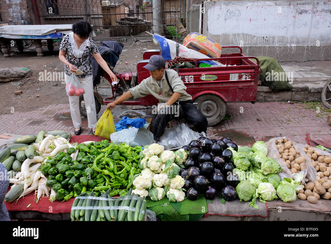 Un Chinois vend ses produits frais sur un marché de rue, HoHot, la Mongolie intérieure, le nord de la Chine Banque D'Images