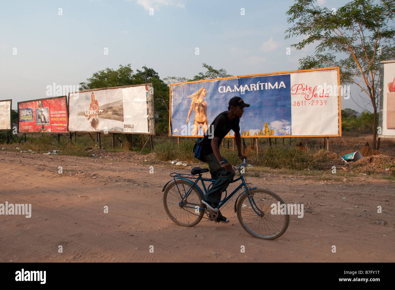 L'homme sur une moto routière passe les panneaux 06112008 Barreiras Bahia Brésil Banque D'Images