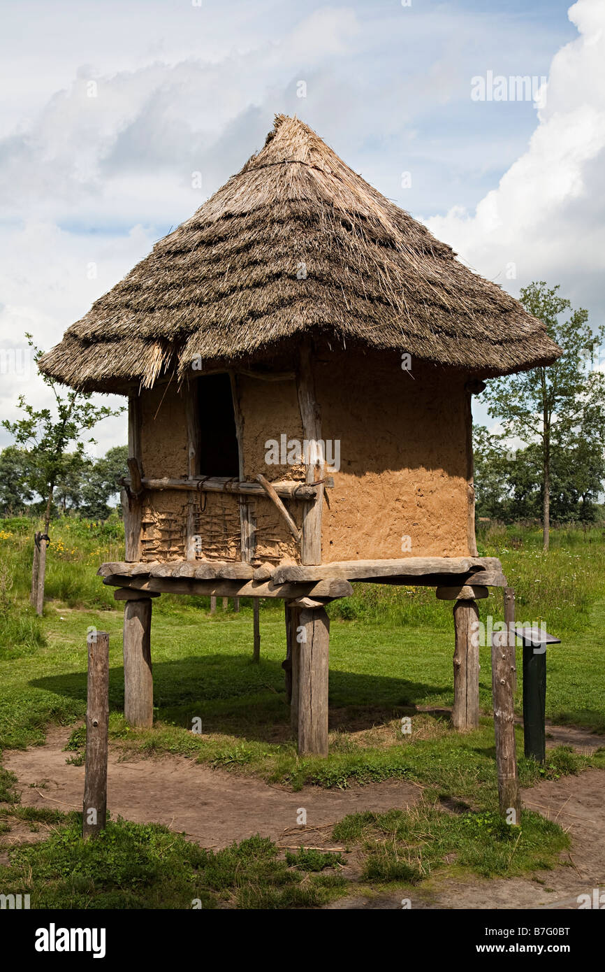 Les loisirs de l'âge de bronze d'un abri de stockage de maïs spieker Hunebedcentrum centre d'dolmens Borger Drenthe Pays-Bas Banque D'Images