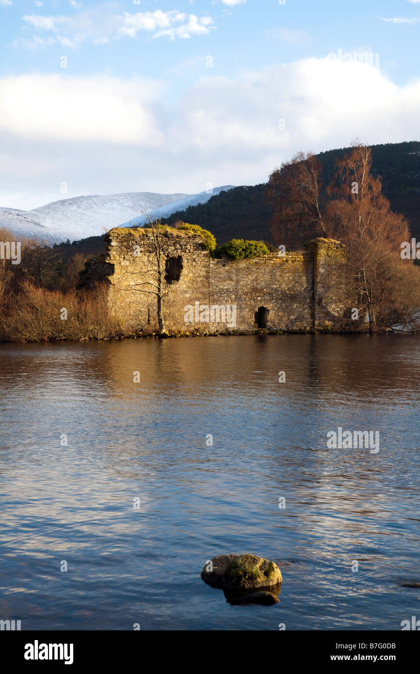 Historique 13e siècle ruinée Lochside island, forêt et colline du château d'eau douce au Loch an Eilein, Craig Dubhe, Rothiemurchus, Aviemore, Scotland, UK Banque D'Images