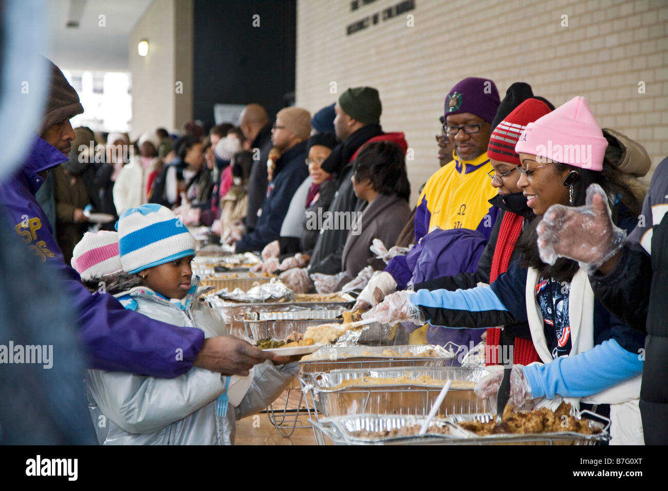 Bénévoles servent repas pour les sans-abri à la Soupe populaire en plein air Photo Stock - Alamy