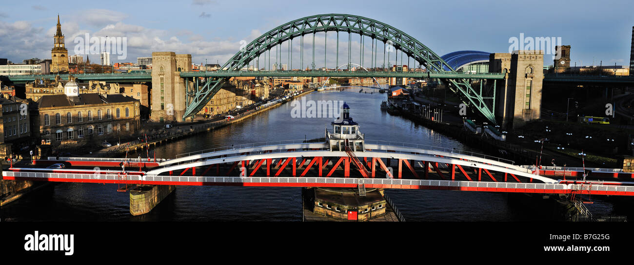 Vue panoramique du fleuve Tyne bridges inc. Swingbridge Tyne Bridge et Millennium Bridge pris de High Level Bridge Banque D'Images