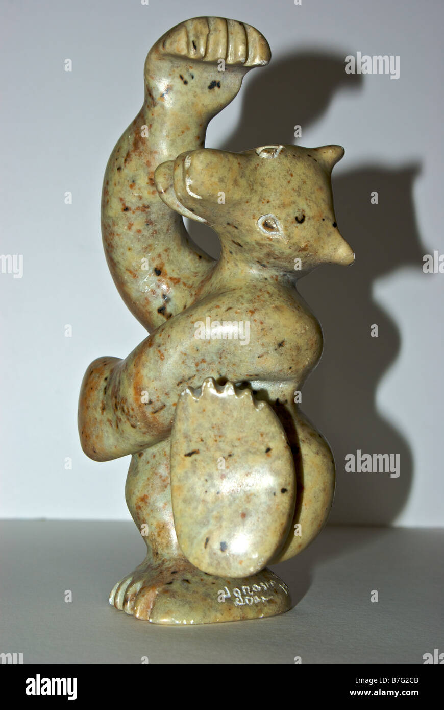 Art Inuit ours dansant sculpture en pierre sculptée Banque D'Images