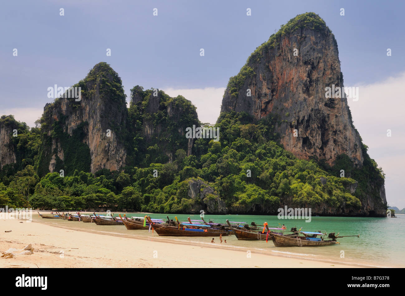 Bateaux Longtail amarrés sur Railay beach. La Thaïlande Krabi Banque D'Images