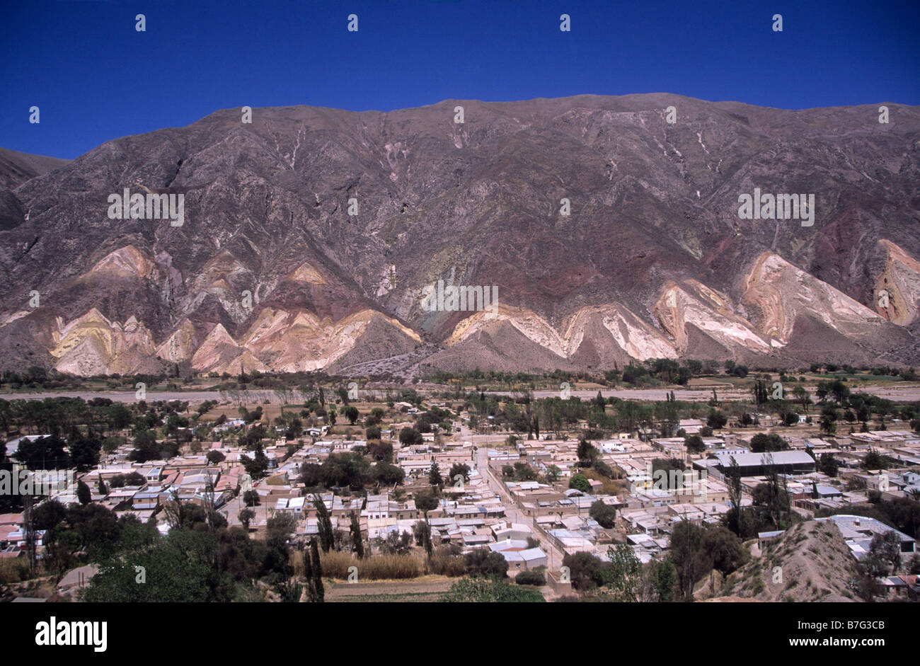 Village de Maimara, vallée du Rio Grande et 'la Palette des Peintres' / 'la Paleta del Pintor' formations rocheuses flatiron, Quebrada de Humahuaca, Argentine Banque D'Images