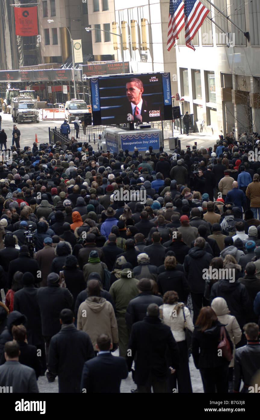 Les spectateurs se rassemblent à l'extérieur de la Bourse de New York, à New York, pour regarder l'investiture de Barack Obama Banque D'Images