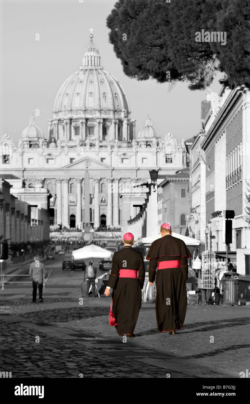Monsignors à Rome et st. Basilique Saint-Pierre Banque D'Images