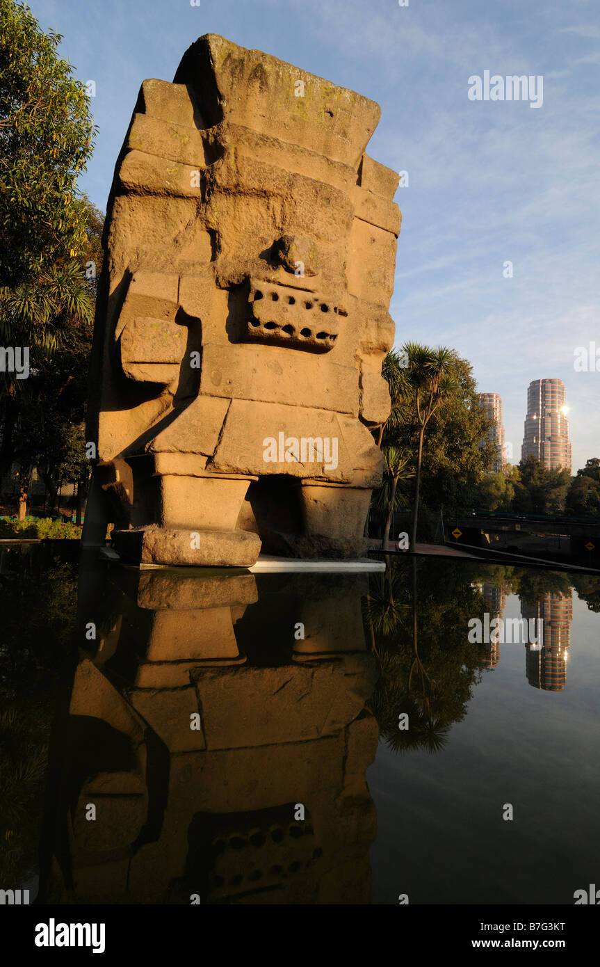 Statue du dieu de la pluie Tlaloc en face du musée anthropologique, Mexico City Banque D'Images Statue du dieu de la pluie Tlaloc en face du musée anthropologique, Mexico City Banque D'Images