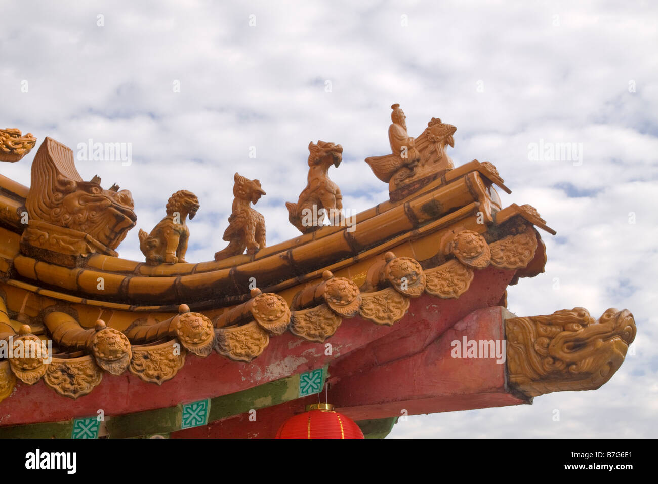 Décoration sur l'avant-toit de la Thean Hou Temple chinois, Kuala Lumpur, Malaisie Banque D'Images