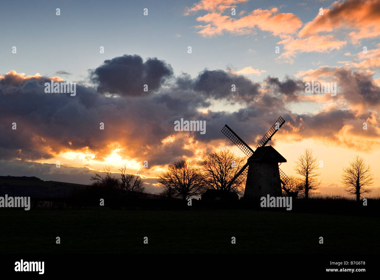 Coucher du soleil à moulin à vent de Bembridge, île de Wight Banque D'Images