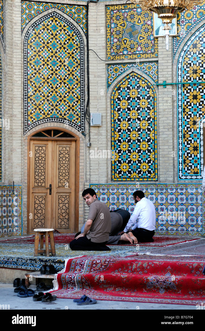 Les hommes de prière prier priant au Masjed Emam Khomeini Shah Mosquée Soltani grand bazar Iran Téhéran Banque D'Images