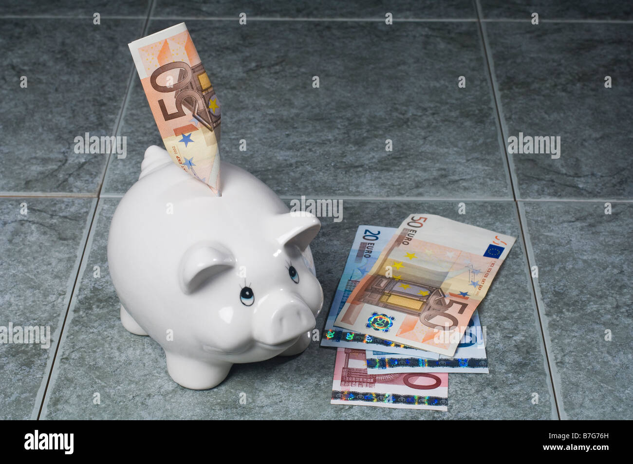 Une tirelire et des billets en euros Banque D'Images