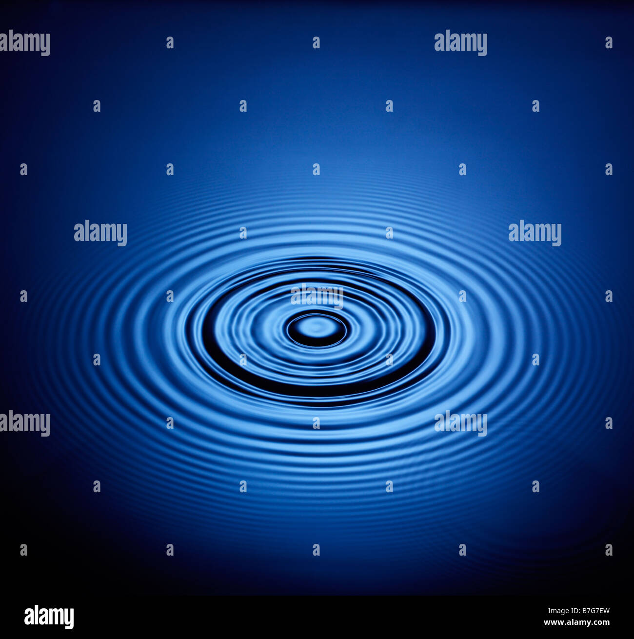Les cercles d'eau bleu Banque D'Images