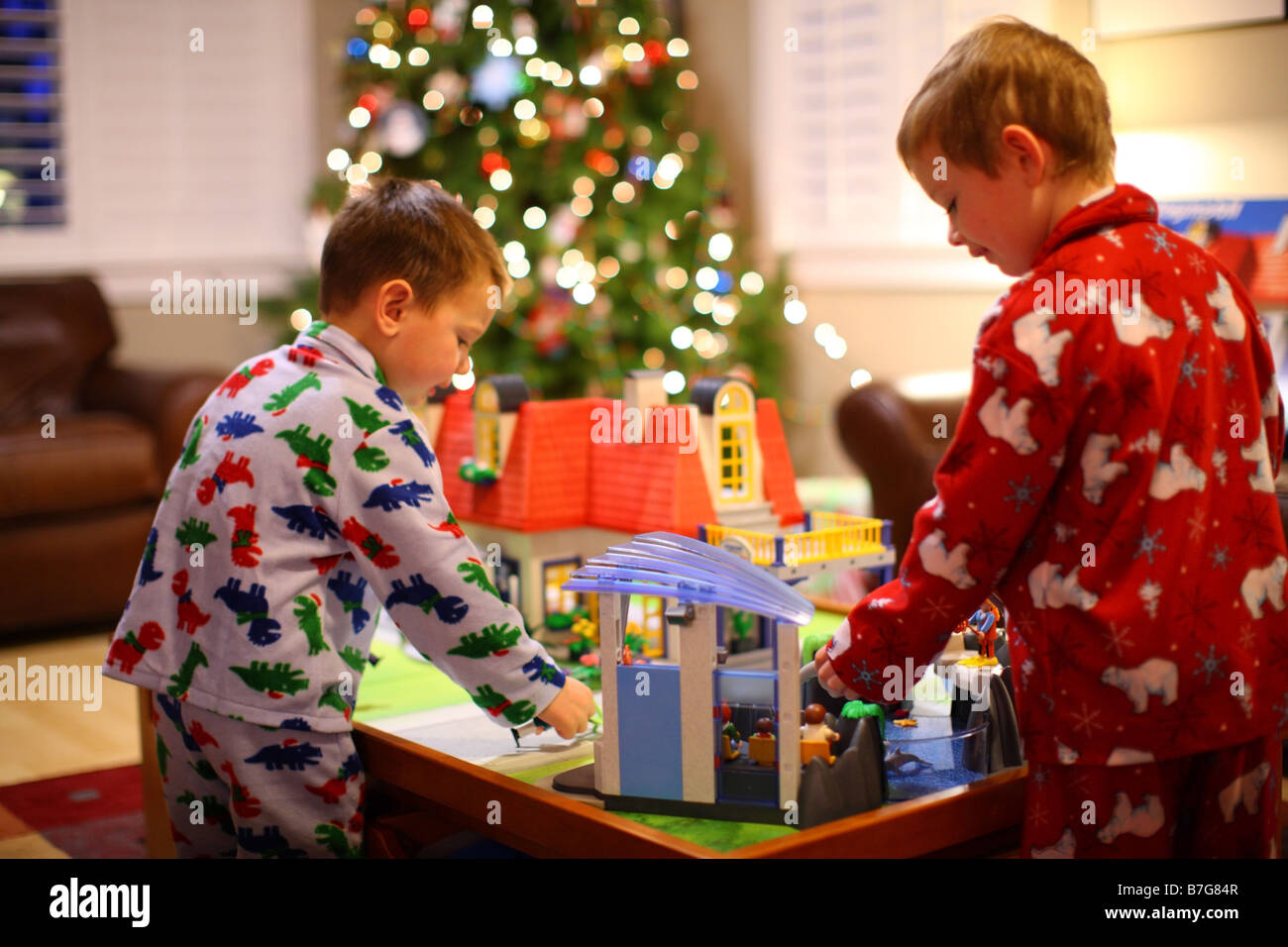 Deux jeunes garçons jouant avec des jouets by Christmas Tree Banque D'Images