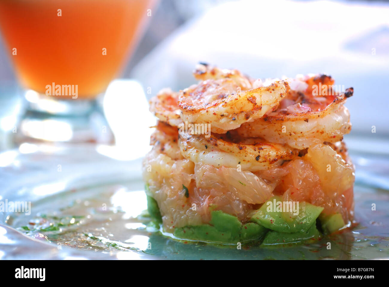 Avec crevettes et avocat Pamplemousse ruby red sur une assiette à dîner Banque D'Images