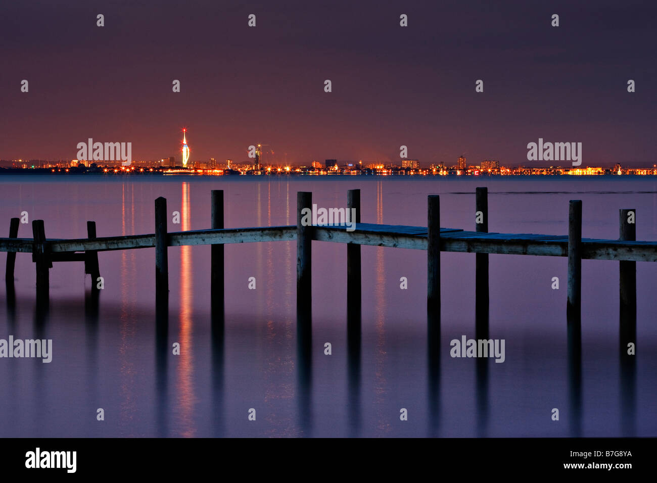 Vue de nuit de Portsmouth à partir de l'île de Wight Banque D'Images