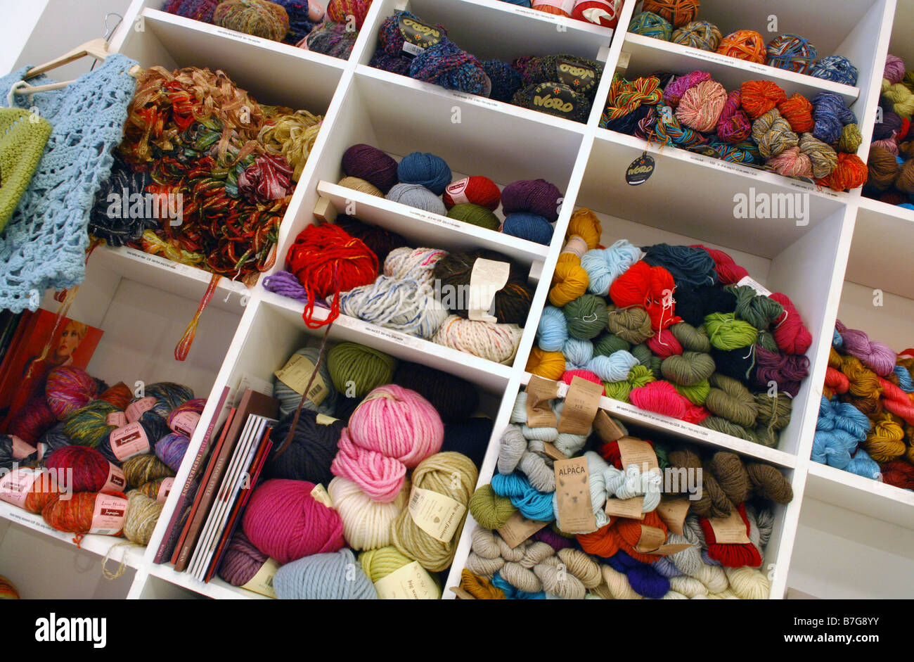 Un étalage affichage de différentes pour la vente de laine à tricoter et de  la laine dans un shop y compris la laine de mérinos Photo Stock - Alamy