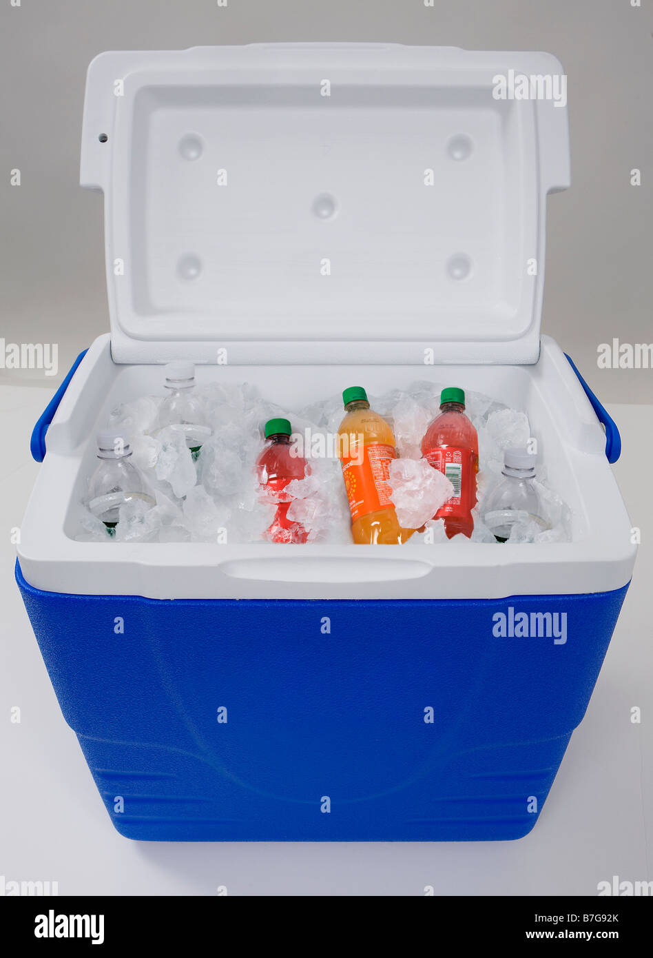 Une glacière remplie de glace bleue, bouteilles d'eau et des boissons aux  fruits Photo Stock - Alamy
