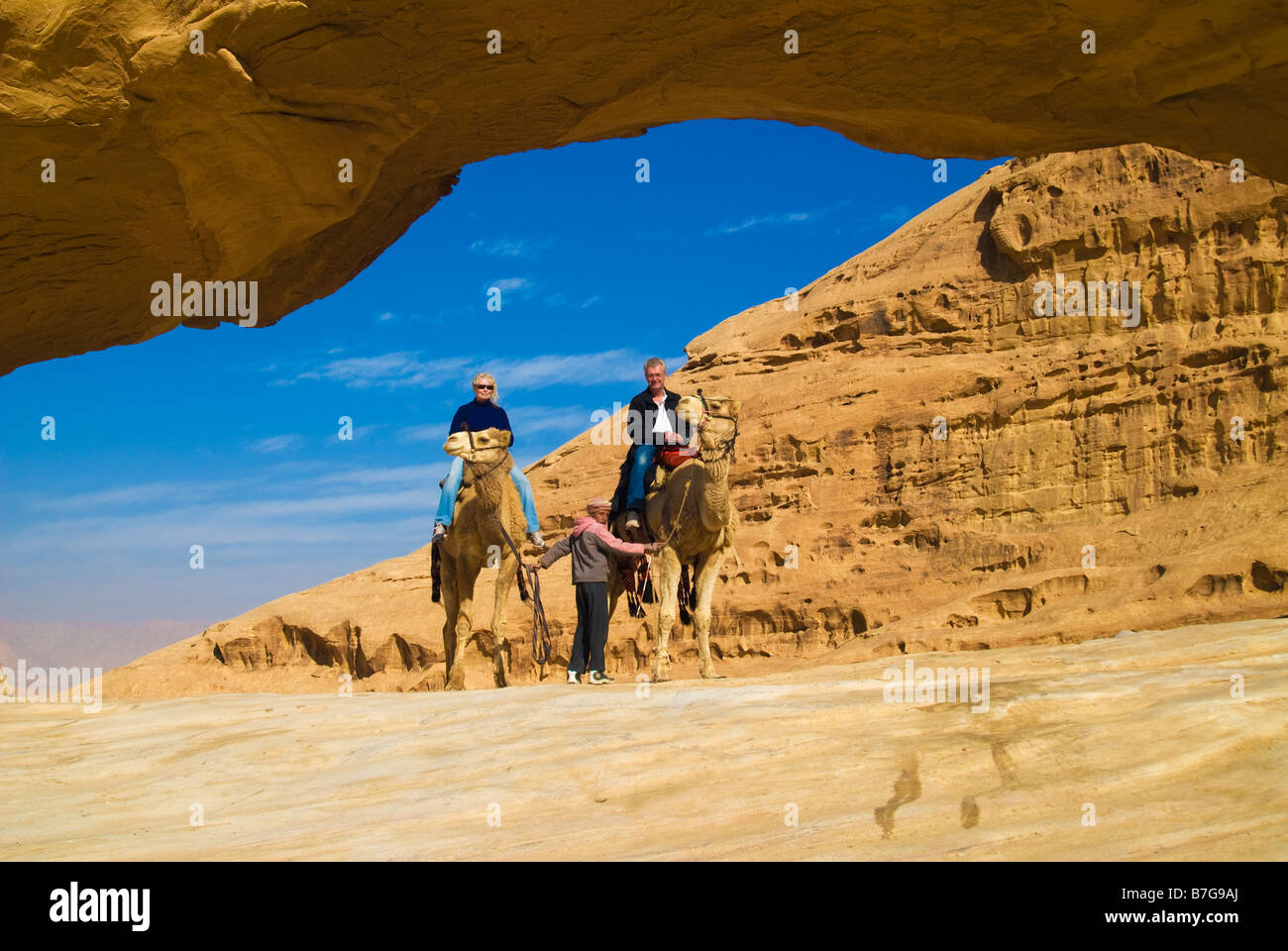 Deux chameaux dans le désert de Wadi Rum Jordanie Banque D'Images
