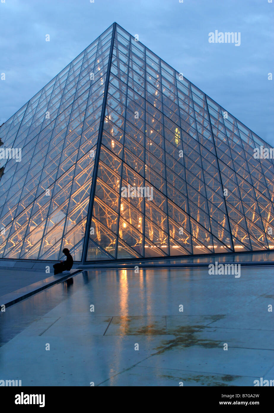 Pyramide du Louvre à Paris - - soir Banque D'Images
