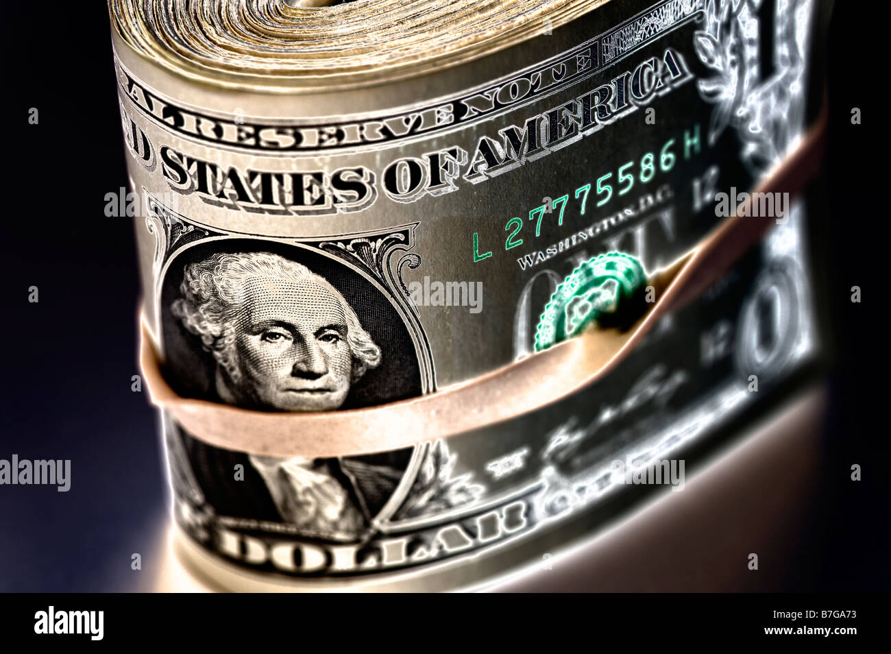 L'amélioration de l'ordinateur d'un rouleau de billets d'un dollar US en bande en caoutchouc Banque D'Images