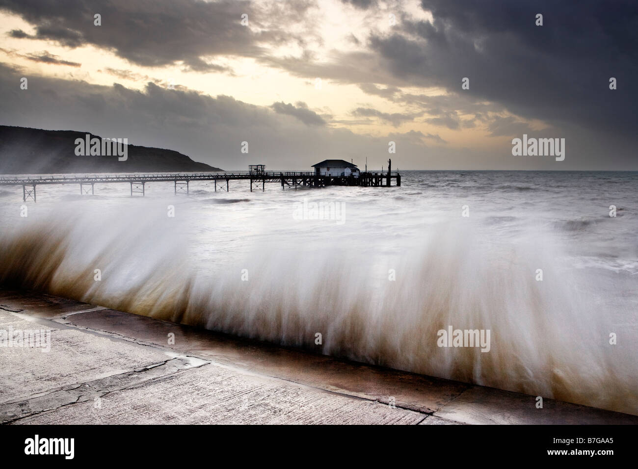 Mer forte à Totland Bay, île de Wight Banque D'Images