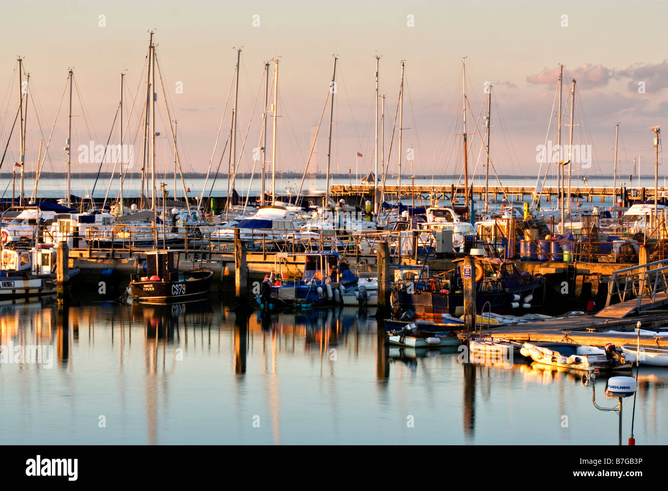 Yachts amarrés dans le port de Yarmouth Île de Wight Banque D'Images