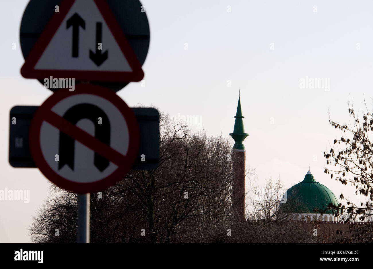 North Watford mosquée avec la signalisation routière à l'avant Banque D'Images