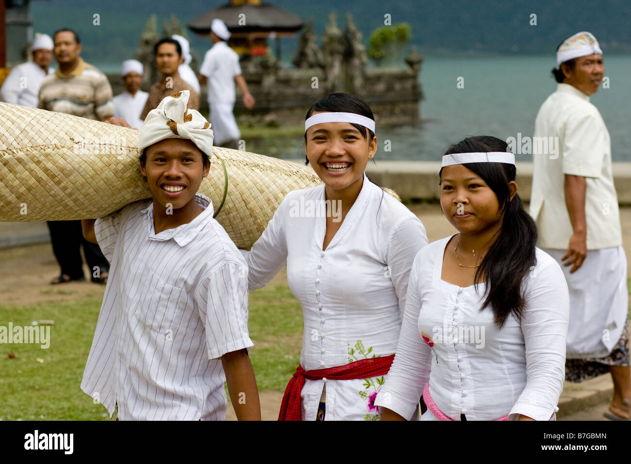 Personnes à la cérémonie de purification prises à Bali. Banque D'Images