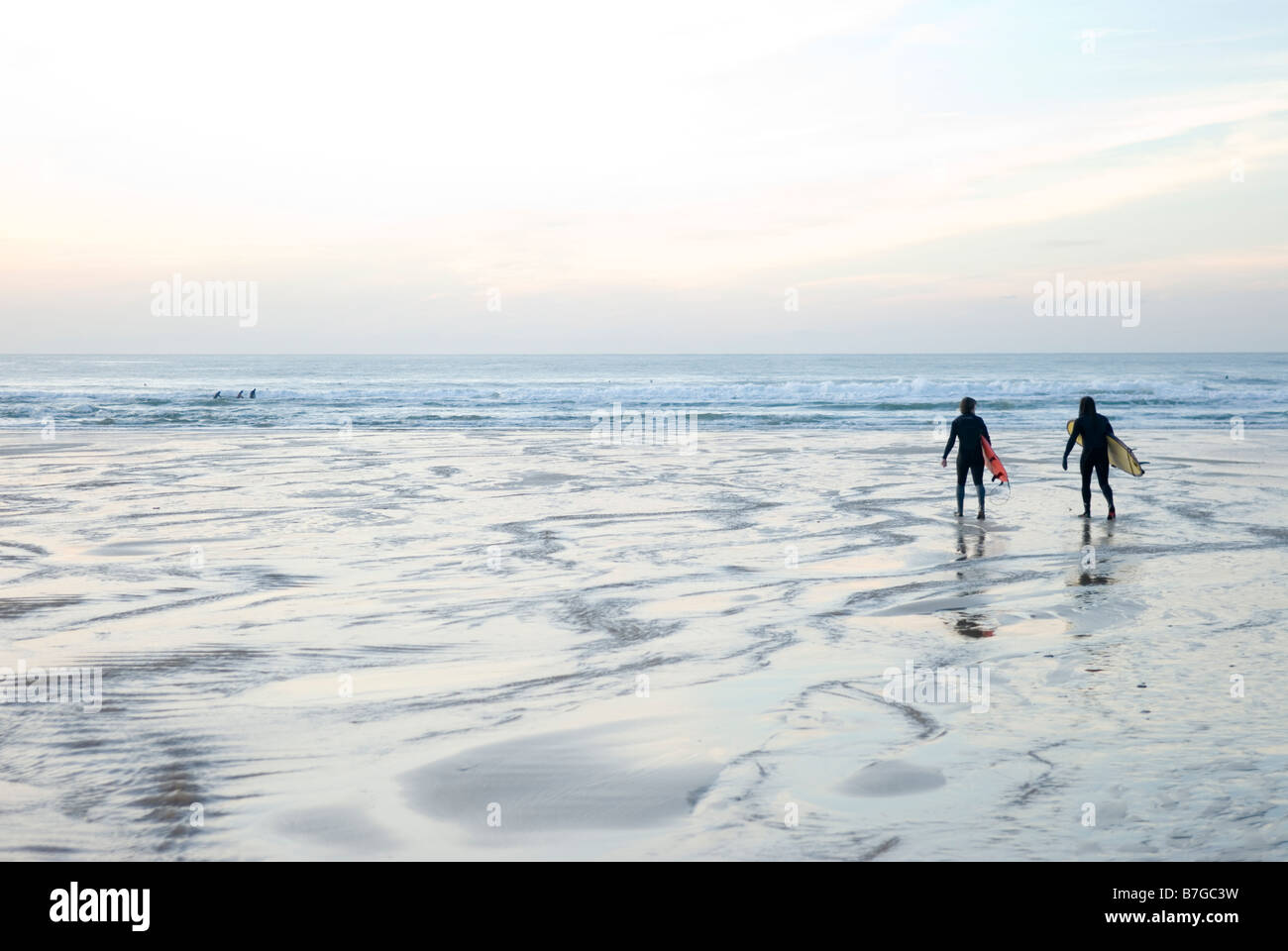 Les surfeurs à Watergate Bay, Cornwall. England's premier wind surf beach Banque D'Images