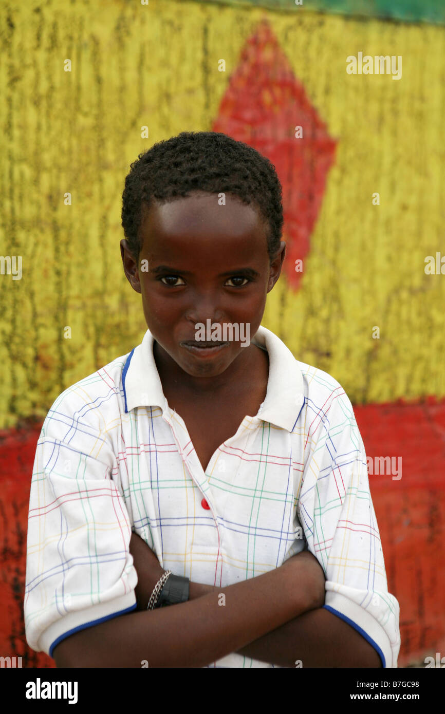 Smiling boy au camp de personnes déplacées de Kood Buur Hargeisa au Somaliland Banque D'Images