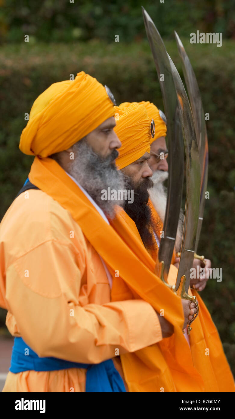 Les hommes sikhs défilés en costume traditionnel au festival de Guru Nanak, Bedford, Royaume-Uni Banque D'Images