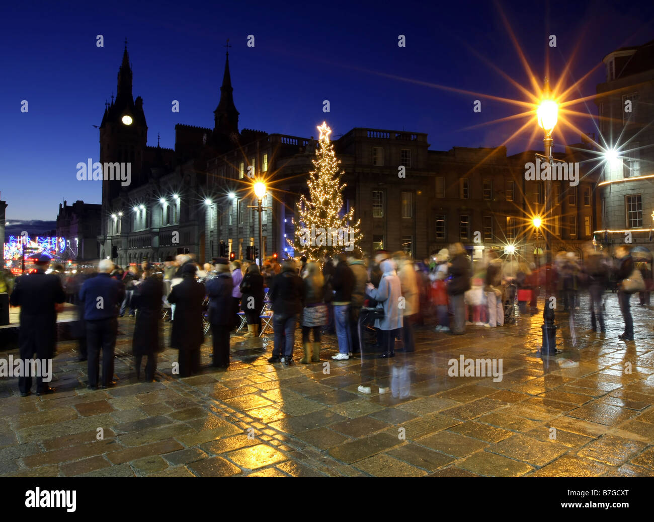 Les foules se rassemblent pour l'arbre de Noël annuel sur l'interrupteur des feux et Carol concert à Castlegate, Aberdeen, Écosse, Royaume-Uni Banque D'Images
