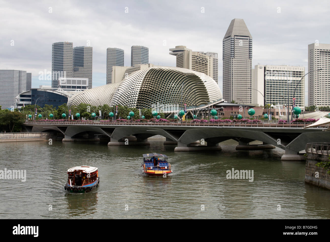 Vue sur la marina et les Théâtres sur la baie, Singapour Banque D'Images