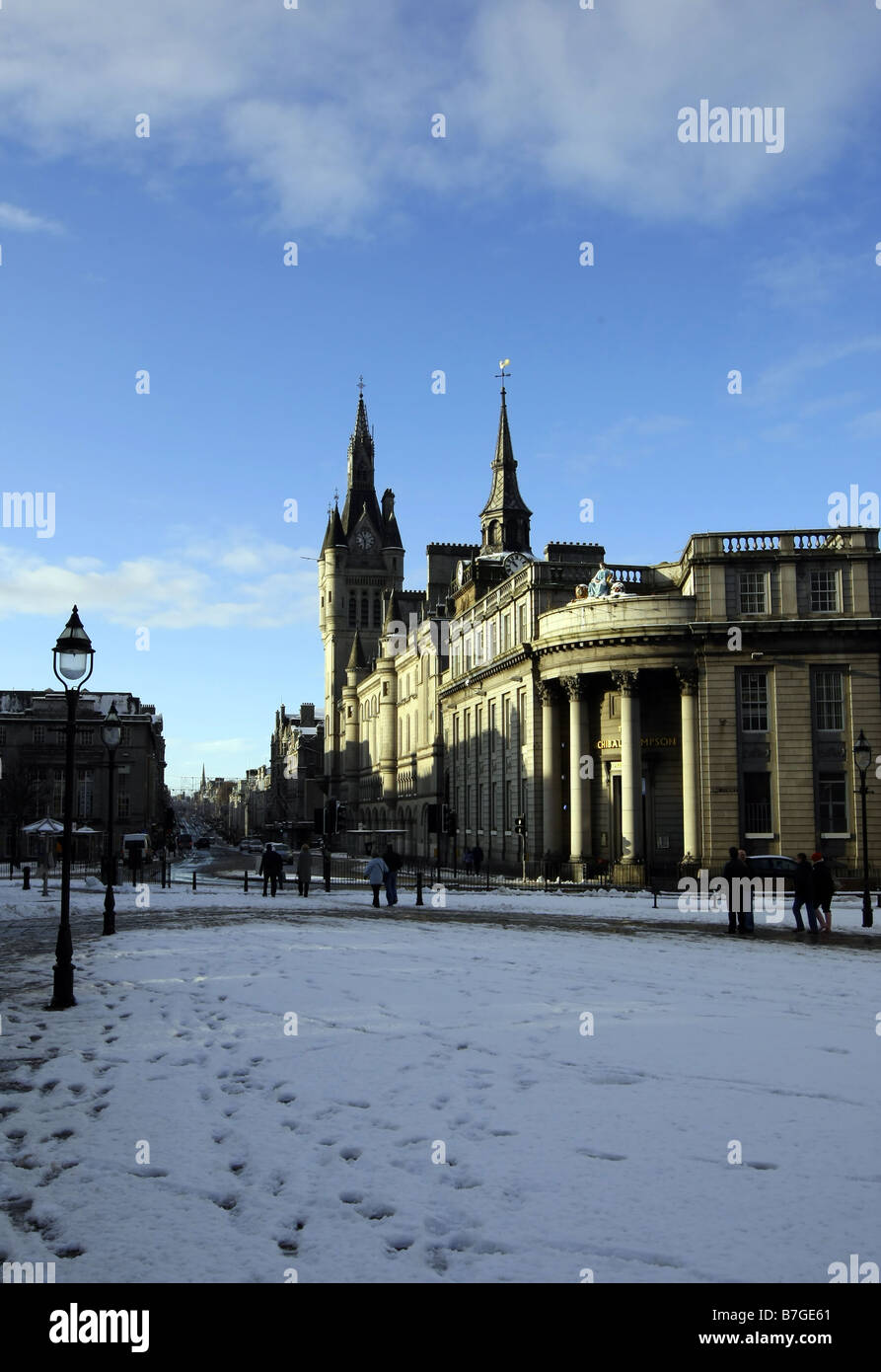 Castlegate à Aberdeen, Écosse, Royaume-Uni, couvert de neige en hiver. La maison de ville et Union Street vu dans l'arrière-plan Banque D'Images