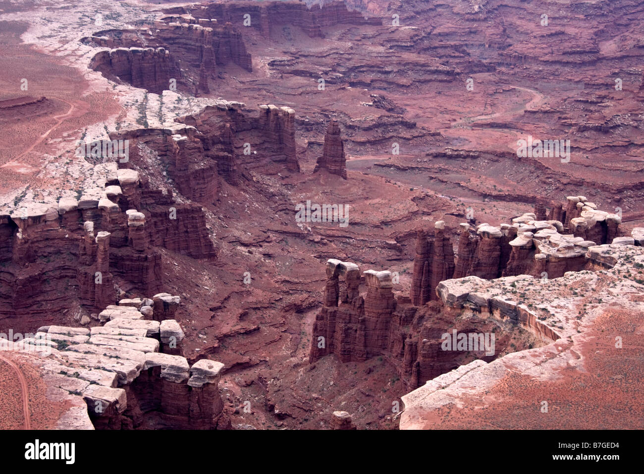 Monument Basain et listel blanc au lever du soleil dans l'île dans le ciel district de Canyonlands National Park Utah Banque D'Images